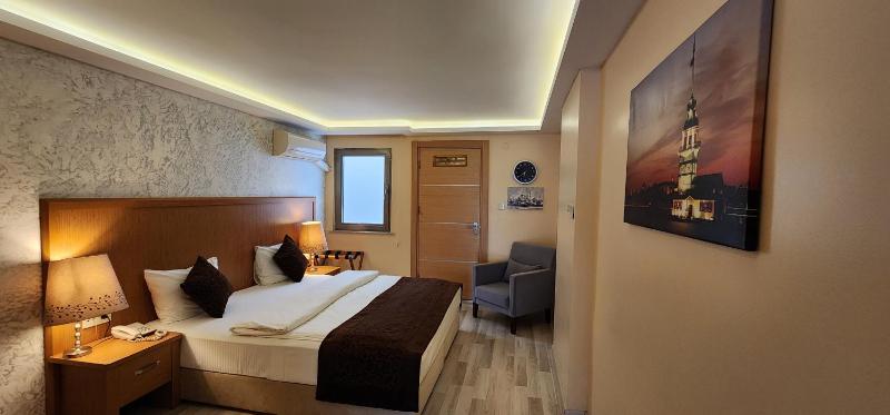 Triple Room with Balcony image 1