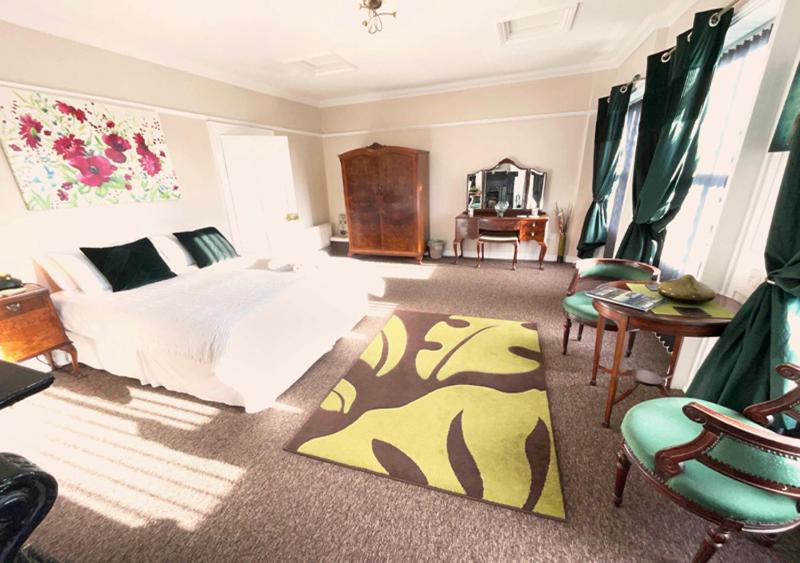 Two-Bedroom House image 4