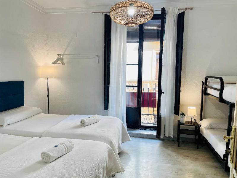 Quadruple Room with Shared Bathroom image 1