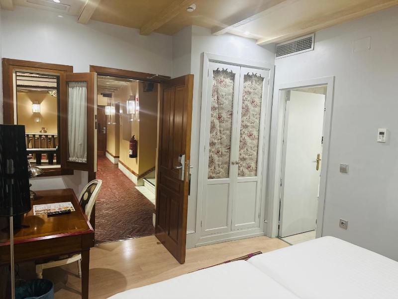 Interior Room image 3