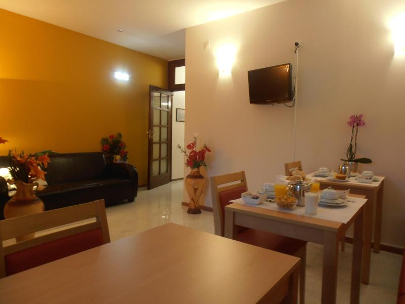 Large Family Room image 3