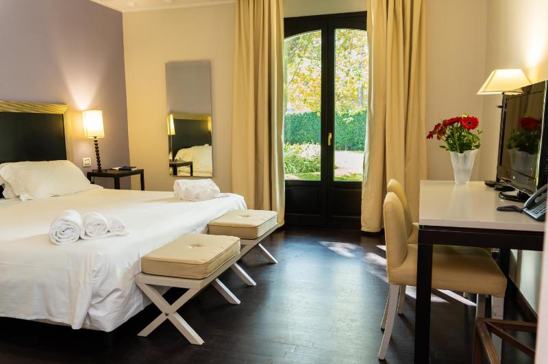 Classic Double or Twin Room image 3