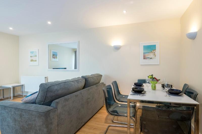 Beach House Two-Bedroom Apartment with Rear View (Dog friendly) image 3
