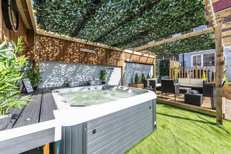 Stunning house close to the stadium + Hot tub! Images