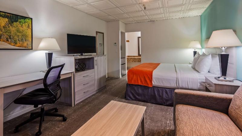 Larger King Room with Sofa Bed - Non-Smoking image 4