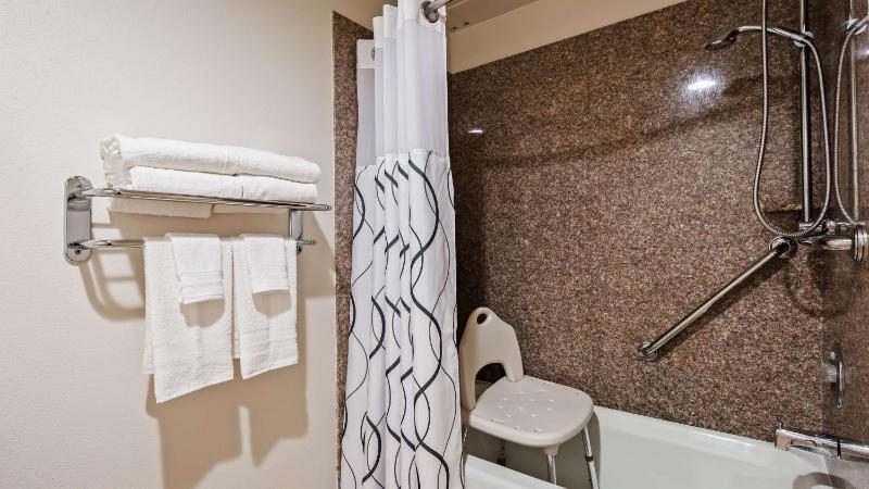 King Room with Bath Tub - Mobility Accessible/Non-Smoking image 2