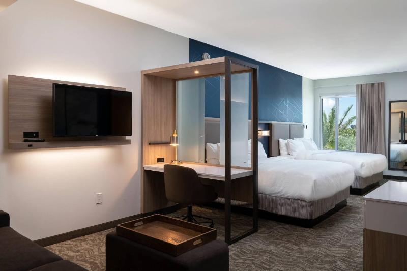 Suite, 2 King, Trundle bed image 1