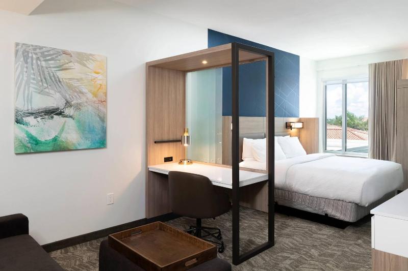 Suite, 1 King, Trundle bed image 1