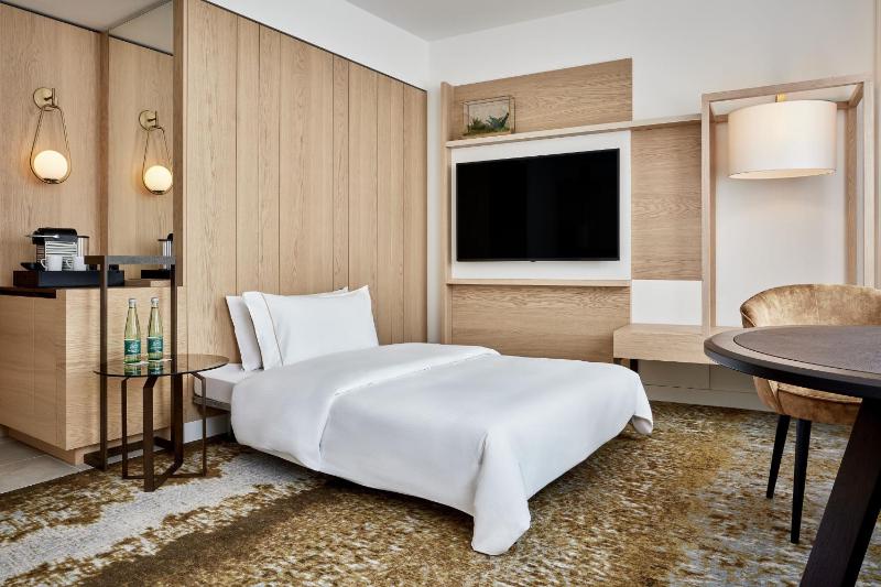 Deluxe King Room image 3