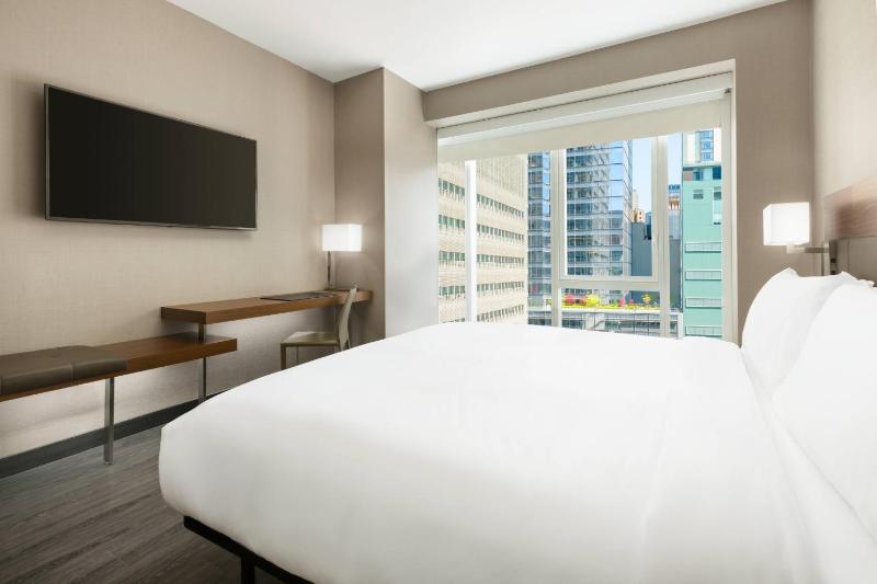 High Floor King Room image 3