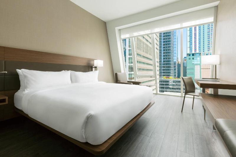 King Room with City View image 3