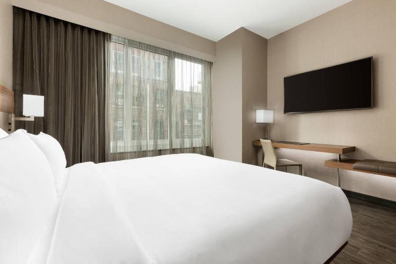 High Floor King Room image 4