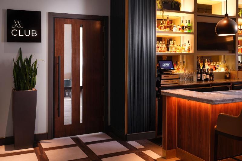 1 King Bed with MClub Lounge Access image 3