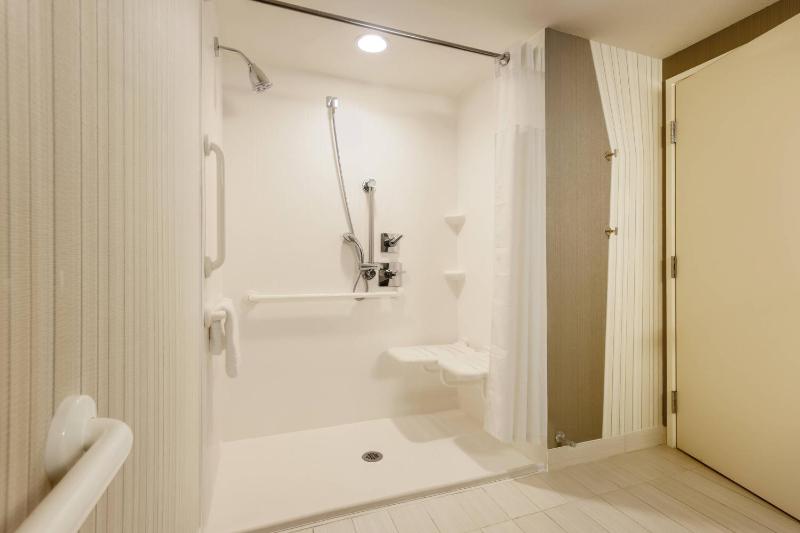 Queen Room image 3