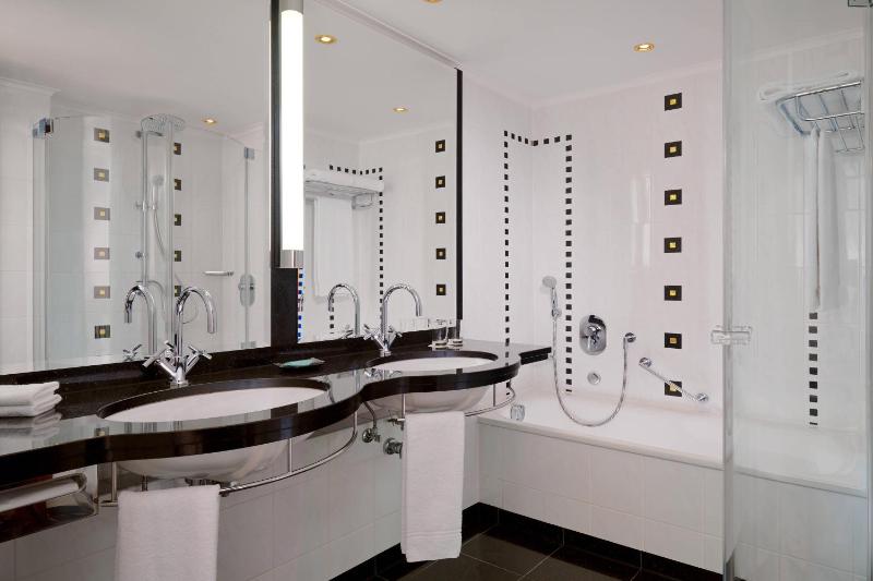 Deluxe King Room image 3