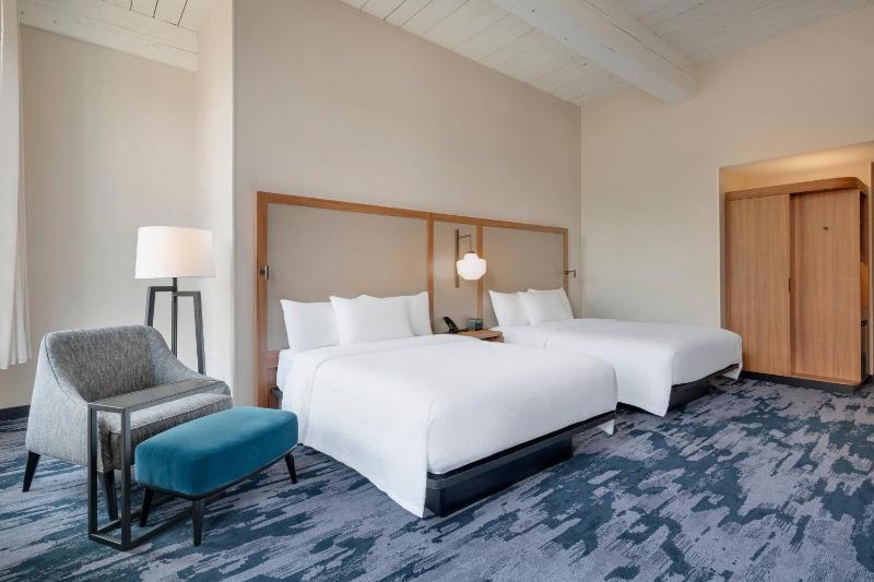 Guest room with 2 Queen, River view image 1