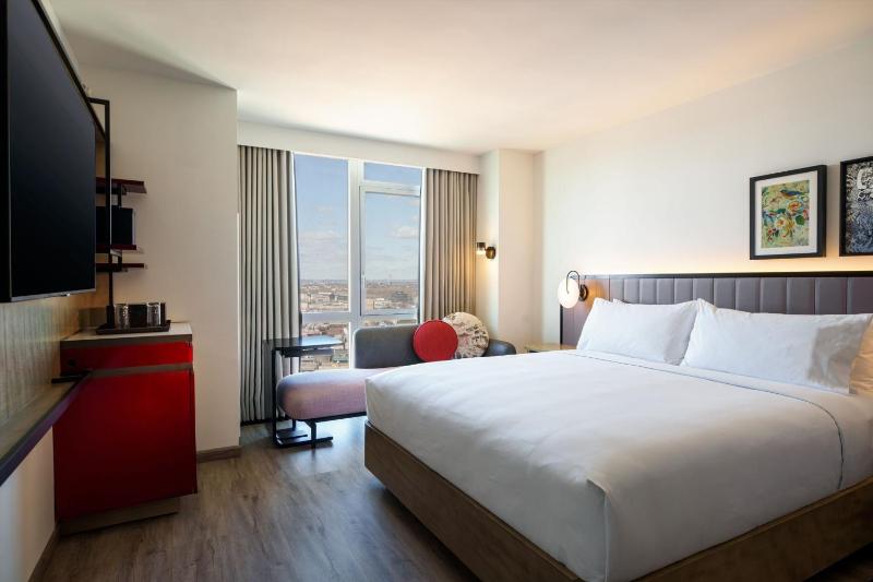 Standard King Room image 1