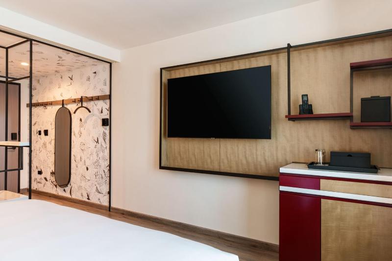 Standard King Room image 3