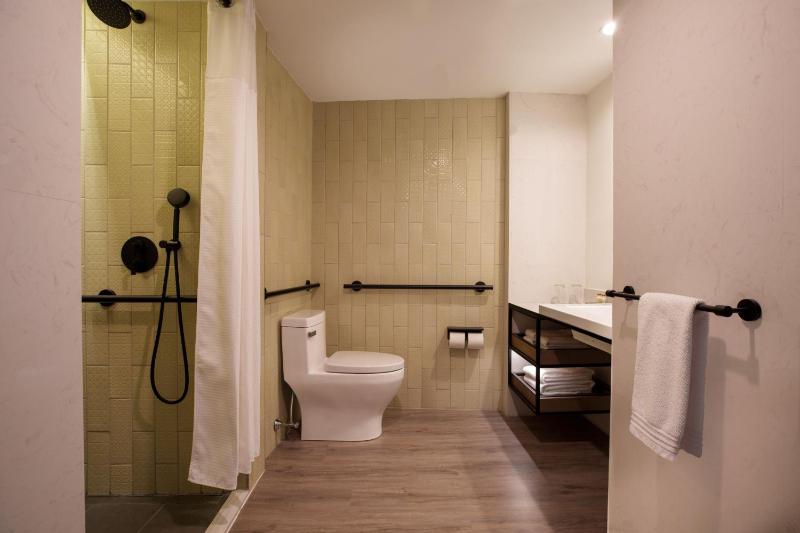 Queen Room - Mobility Accessible image 2