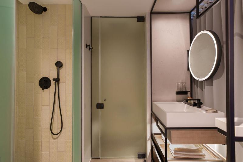 Standard King Room image 2