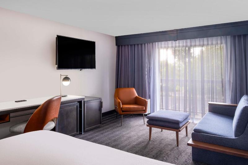 King Room with Sofa Bed image 4