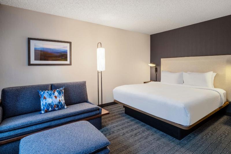 King Room with Sofa Bed image 2