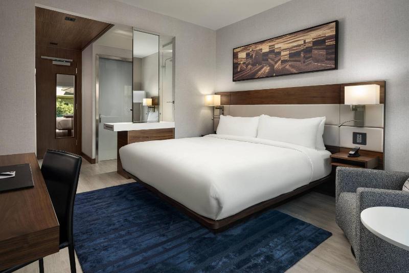 Guest Room, 1 King image 1