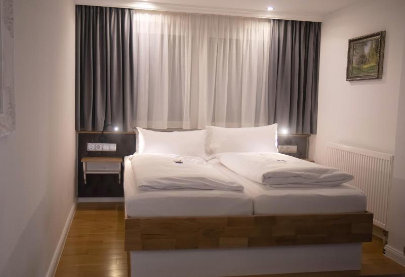 Standard Double Room image 4