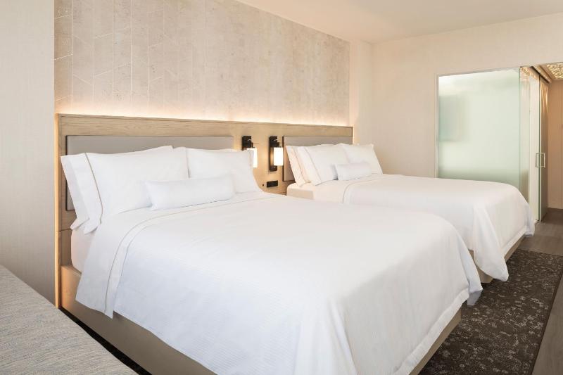 Deluxe Guest room with 2 Queen Bed, Mountain view image 3