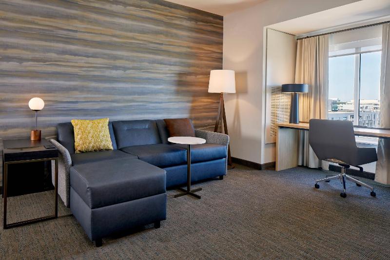1 Bedroom Suite, 1 King, Sofa bed image 4