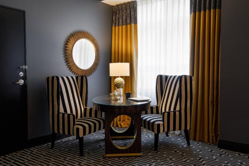 Guest room, 2 Queen, City view image 4