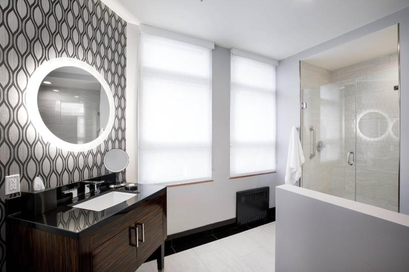 Guest room, 1 Queen, City view image 2
