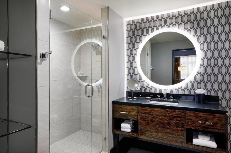 Guest Room, 1 King image 2