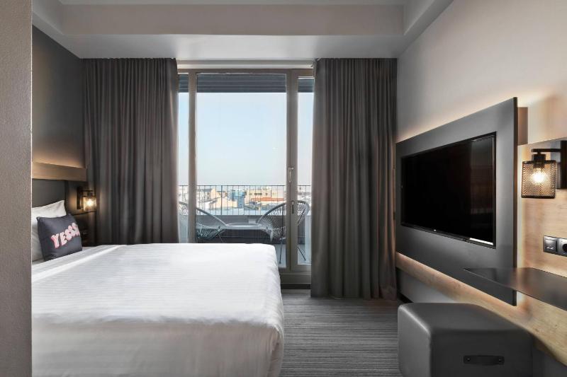 Superior Queen Room with Balcony and Street View image 4