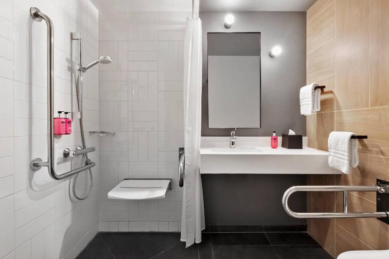Moxy Standard, Guest room, 1 Queen image 3