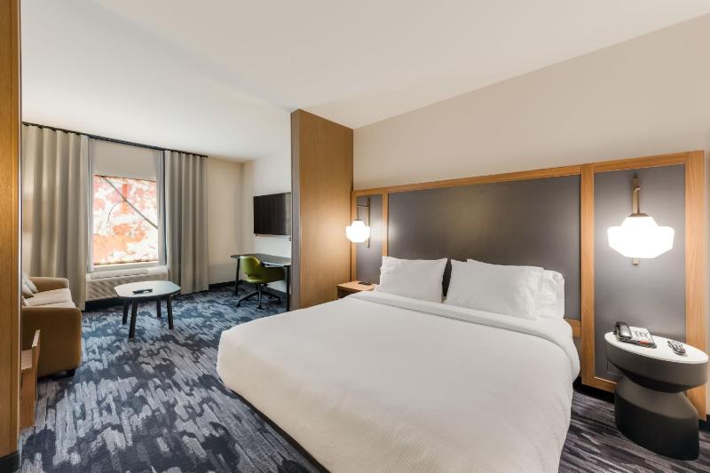 Executive King Suite with Sofa Bed image 2