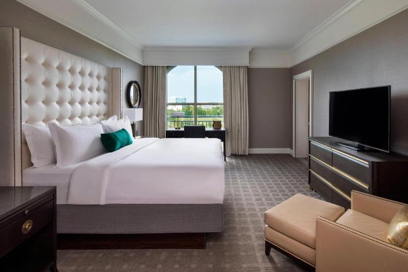 One-Bedroom Presidential Suite with Balcony image 4