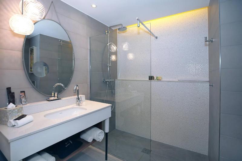 King Room with a Panoramic City View image 3