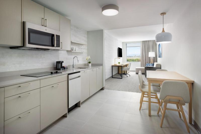One-Bedroom Queen Suite image 3