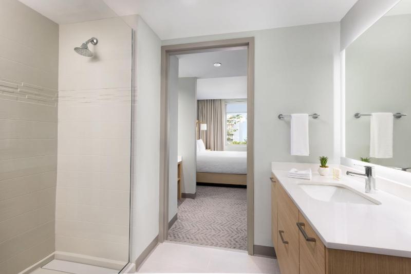 One-Bedroom King Suite with Sofa Bed image 3