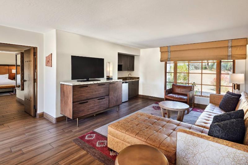 One-Bedroom King Suite image 3