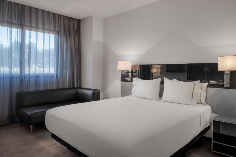 Standard Plus, Guest room, 1 King image 1