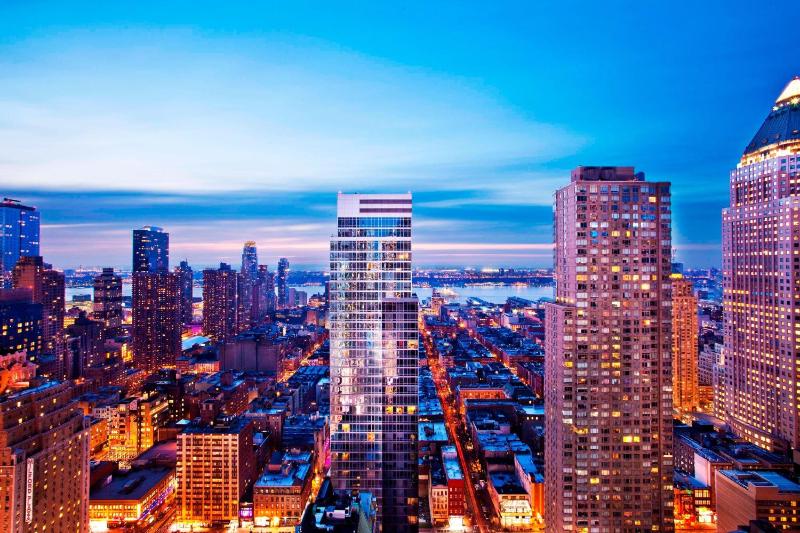 Cool Corner Room, 1 King, Hudson River view image 3