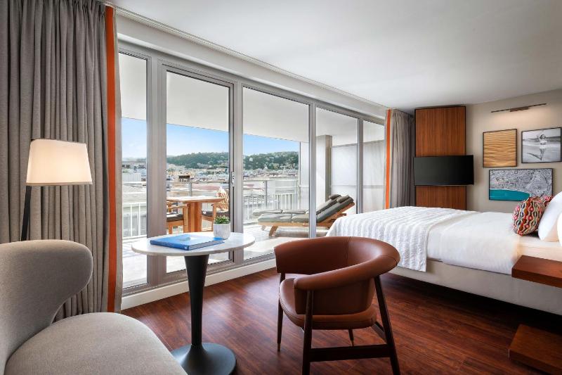 Executive room with City view, King bed image 1