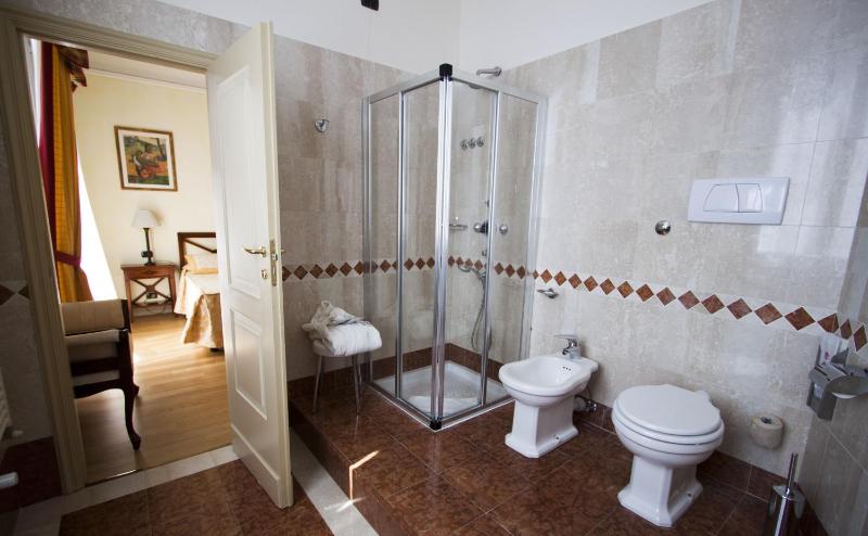 Double Room with Lake View image 3