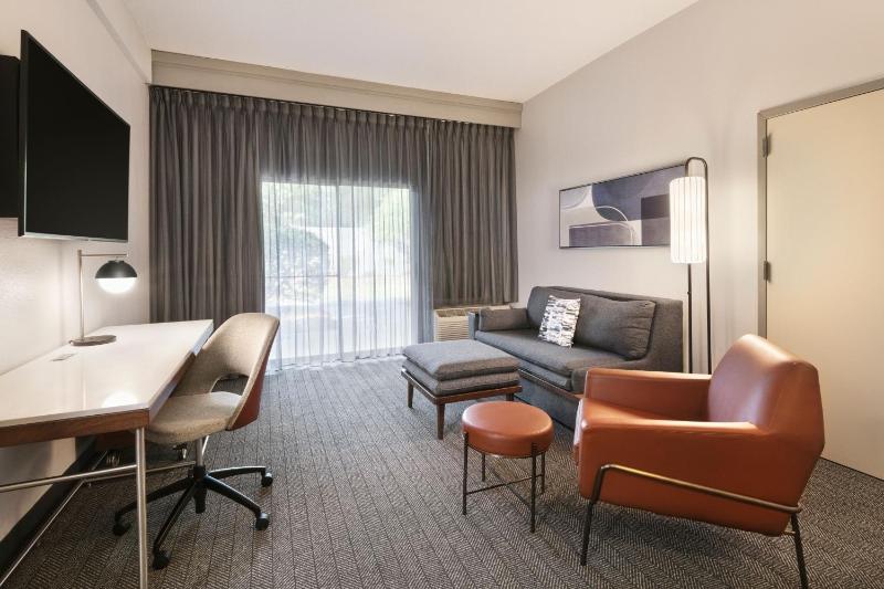 1 Bedroom Suite, 1 King, Sofa bed, Courtyard view, Balcony image 3
