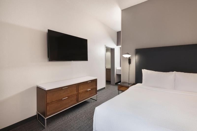 1 Bedroom Suite, 1 King, Sofa bed, Courtyard view, Balcony image 2
