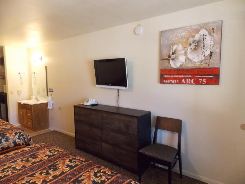 Vintage Lakeside Inn - image 34