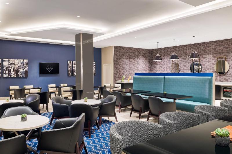 Standard King or Queen Room - Concierge Level image 2