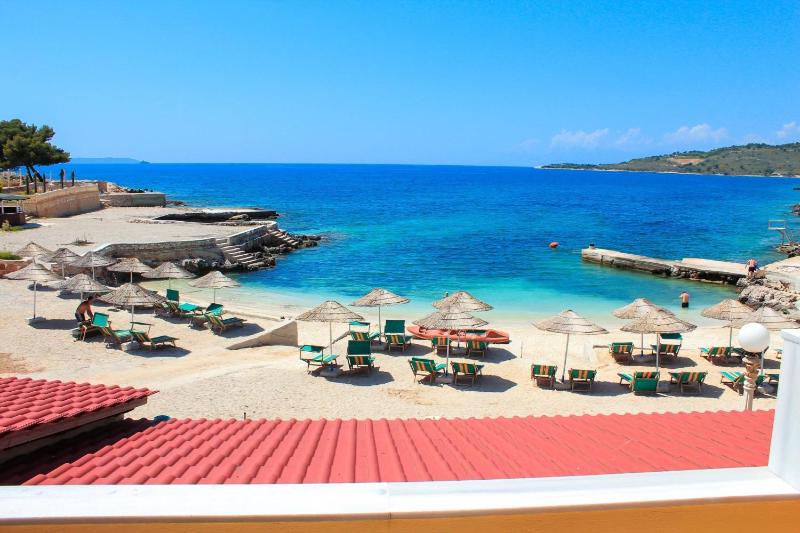 Standard Triple Room with Sea View image 3